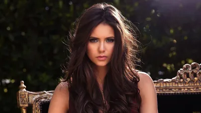 Обои Девушки Nina Dobrev, обои для рабочего стола, фотографии девушки, nina  dobrev, диван, актриса, шатенка, нина, добрев Обои для рабочего стола,  скачать обои картинки заставки на рабочий стол.