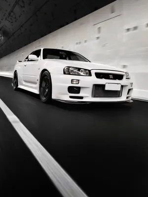 Белый nissan skyline gt-r r34 осенью 4K загрузка обоев