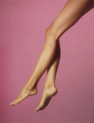 Вид сзади ног человека стоковое изображение. изображение насчитывающей  бритье - 102401015