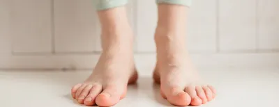 Худенькое красивое женское вид сзади ног Стоковое Фото - изображение  насчитывающей чистота, оголенные: 45486020