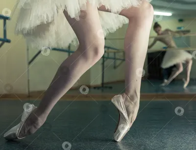 Ноги балерины на Pointe в сапогах балета в заброшенном месте Стоковое Фото  - изображение насчитывающей совершитель, нот: 206609054