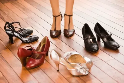 Женские ноги в туфлях на высоких каблуках и шортах на открытом воздухе  стоковое фото ©walenga 91845974
