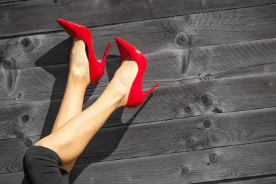 Ноги молодой женщины в туфлях на высоких каблуках на светлом фоне ::  Стоковая фотография :: Pixel-Shot Studio