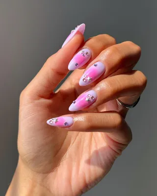 Розовый маникюр со стразами и звездами — самый модный дизайн ногтей,  вдохновленный Барби | theGirl