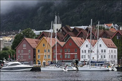 Обои на рабочий стол Небольшая деревня Reine / Рейне на Lofoten Islands,  Norway / Лофотенских островах, Норвегия, фотограф Raphael Messmer, обои для  рабочего стола, скачать обои, обои бесплатно