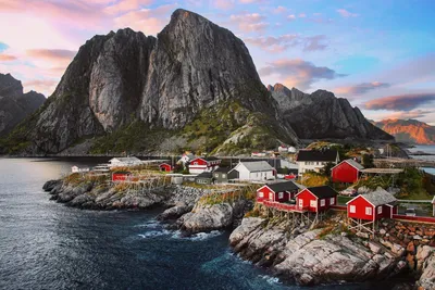 Обои на рабочий стол Норвегия, фьорд, небо, зеленые холмы, гладь воды,  камни и лодка на переднем плане, обои для рабочего стола, скачать обои, обои  бесплатно