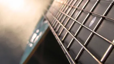 Guitar Studio - Табы или ноты? На гитаре нота может быть взята в нескольких  местах на грифе. Аккорды могут быть сыграны на грифе так же в разных  формах. Выбор того, где играть