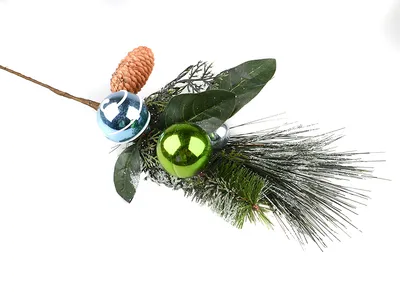 новогодняя вечнозеленая елка ветка елка с украшениями из шаров и шишек елка  с украшениями Фото Фон И картинка для бесплатной загрузки - Pngtree