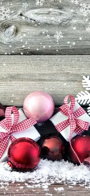 Обои Новогодние шары, подарок, снежинки, деревянная доска 1242x2688 iPhone  11 Pro/XS Max Изображение