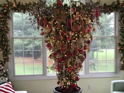 Необычные новогодние елки делают школьники из Россонщины