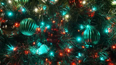 Картинка на рабочий стол новогодняя ёлка, огни, игрушки, украшения, с новым  годом, новогодние обои, новогодний фон, текстура, гирлянда, свет, елка,  новый год, рождество 1920 x 1080