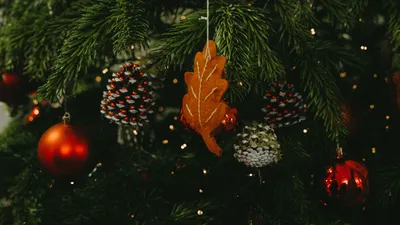 Красивые новогодние подарки под елкой…» — создано в Шедевруме