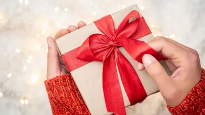 Эксперты выяснили, какую сумму россияне потратят на новогодние подарки -  Российская газета
