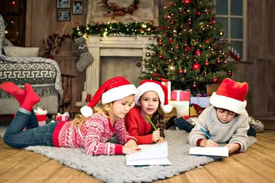 Фото большой семьи пять человек, встречающихся с тремя маленькими детьми  папа держать дочь украшать рождественские елки игрушки шары звезды носить  красные джинсы свитер в доме гостиной подарочные коробки в помещении  стоковое фото ©