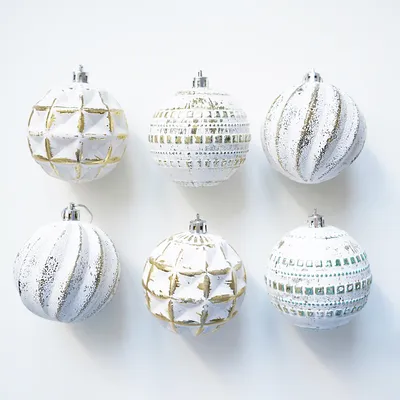 Новогодние шары на елке, изолированные на белом :: Стоковая фотография ::  Pixel-Shot Studio