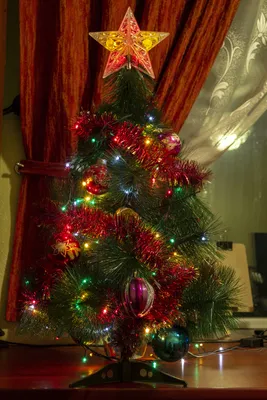 Елка в гостиной. новый год. новогодняя елка с шарами и гирляндами.  рождественский фон. новогодняя елка в бело-золотом цвете. | Премиум Фото