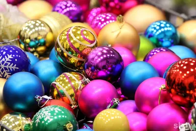 Открытка на новый год и рождество. Новогодние красные шары и гирлянды на  фоне еловой ветки. Stock Photo | Adobe Stock