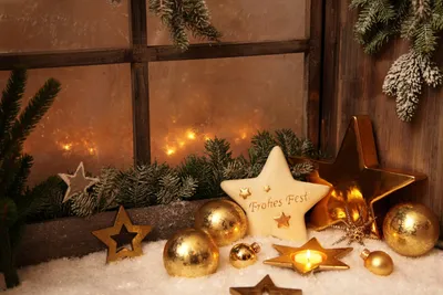 рождественская украшенная рождественская елка с подарками на новый год в  качестве фона Стоковое Фото - изображение насчитывающей самомоднейше,  света: 165680090