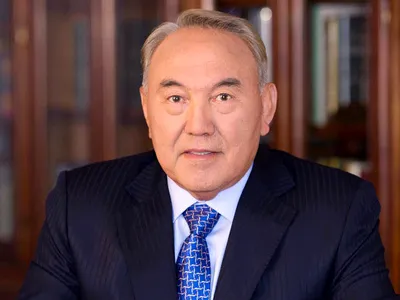 Два с половиной года болел\": Нурсултан Назарбаев проводил Болата в  последний путь