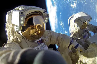 Космонавт в космосе | Премиум Фото