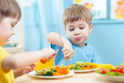 Обед в детском саду по системе Монтессори