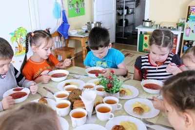 Питание и меню в детском саду: нормы и правила по СанПиН в 2024