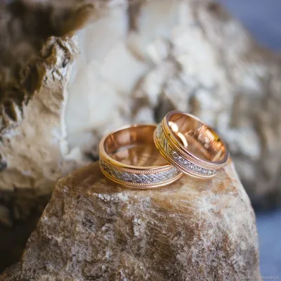 Как носить обручальные кольца: можно ли снимать или носить вместе с другим  кольцом