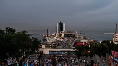 В центре Одессы на гостинице «Большая Московская» развернули огромный флаг  Украины (фото) | Новости Одессы