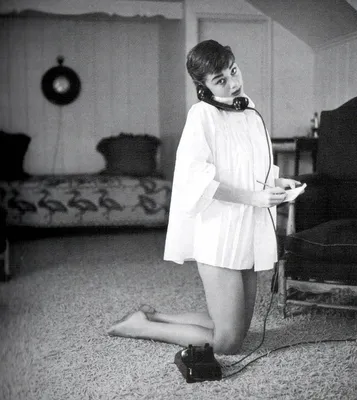Как Одри Хепберн одевалась дома: стильные образы с фото | Vogue UA