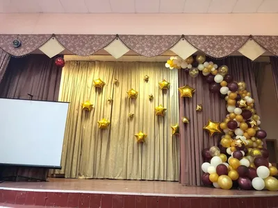 Оформление сцены воздушными шарами на выпускной