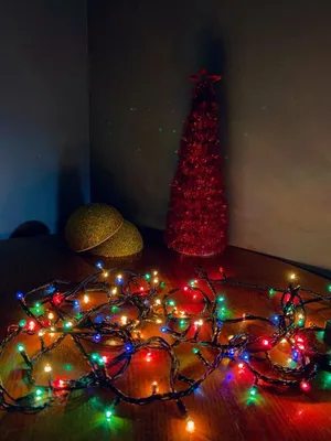 Размытый фон Рождественские огни на черном фоне Желтые лампочки Стоковое  Фото - изображение насчитывающей вспышка, рождество: 164228766