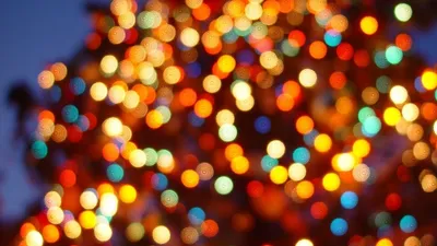 Светящиеся рождественские огни на темном деревянном фоне :: Стоковая  фотография :: Pixel-Shot Studio