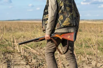 Современный охотник с ружьем в позе «трава» с камуфляжным мехом 3D Модель  $199 - .max - Free3D