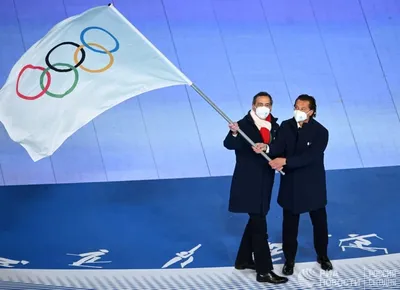 Длинный олимпийский флаг на флагштоке изолированном на белом Редакционное  Стоковое Фото - иллюстрации насчитывающей флаг, ткань: 169840698