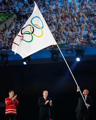 Глава МОК в Токио передал олимпийский флаг мэру Парижа :: Олимпиада в Токио  :: РБК Спорт