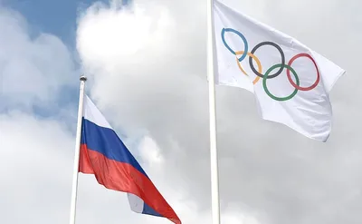 Фото флагов стран-участниц Олимпийских игр «Сочи 2014» на фоне Олимпийского  огня
