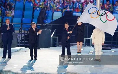 Значки разных цветов на белом фоне. Кольца олимпийского флага, с круглой  головкой плоских пластиковым значков Стоковое Фото - изображение  насчитывающей штырь, цветы: 169906056