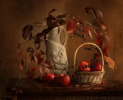 Осенний натюрморт с тыквой и виноградинами Стоковое Фото - изображение  насчитывающей листья, виноградины: 59461872