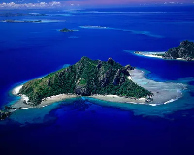 Остров в голубом океане скачать фото обои для рабочего стола