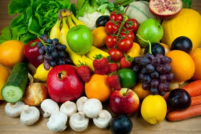 Огромная куча свежих фруктов и овощей Стоковое Фото - изображение  насчитывающей огурец, здорово: 25577290