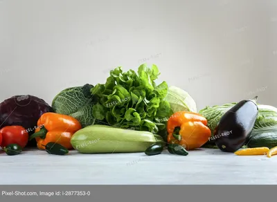 Фрукты и овощи на светлом фоне Стоковое Изображение - изображение  насчитывающей ингридиент, бакалея: 177569203