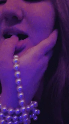 Палец во рту девушки, 64k, …» — создано в Шедевруме