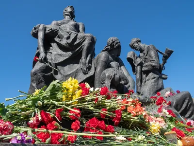 Памятники героям Великой Отечественной войны в Петербурге получат  праздничную подсветку - KP.RU