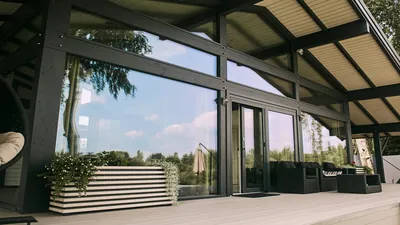 Панорамные окна в частном загородном доме: дизайн и установка больших  панорамных окон