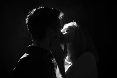 Черно-белый силуэт целующейся пары | Премиум Фото