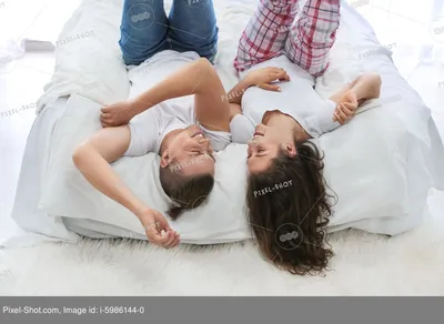Милые влюбленные пары лежат в постели и просыпаются Стоковое Фото -  изображение насчитывающей бобра, потревоженный: 158849202