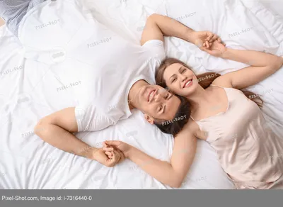 Молодая пара спит в постели. Фото сверху Stock Photo | Adobe Stock