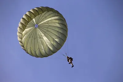 Военный парашютист на фоне темного неба стоковое фото ©dogi78 10634837
