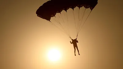 Парашютист без раскрытого парашюта на…» — создано в Шедевруме
