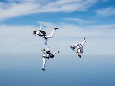 Парашютисты, летающие с парашютами, устанавливают экстремальный парашютный  спорт и концептуальные векторные иллюстрации прыжков с парашютом,  изолированные на белом фоне | Премиум векторы